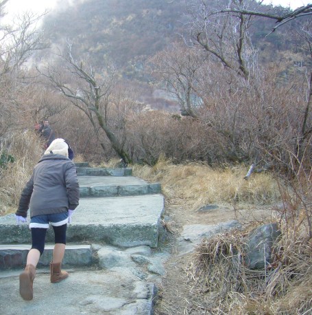 Bare legs, just looking at them makes me cold!