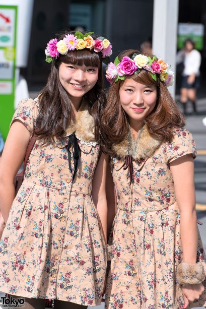 Two girls wearing fur collars. This kind of collar is very popular in winter fashion. Image from www.tokyofasion.com (click on image to go to site)