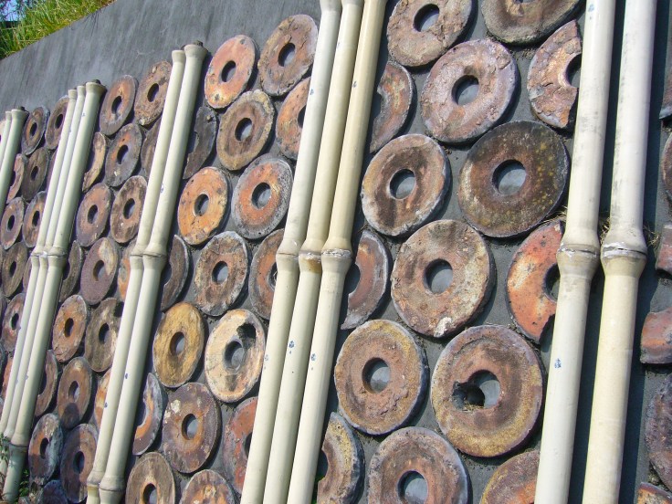 tokoname streets lined with pottery